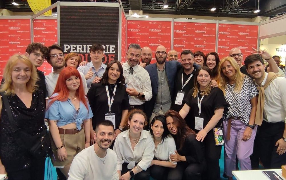 Autore emergente che interagisce online con la community di lettori