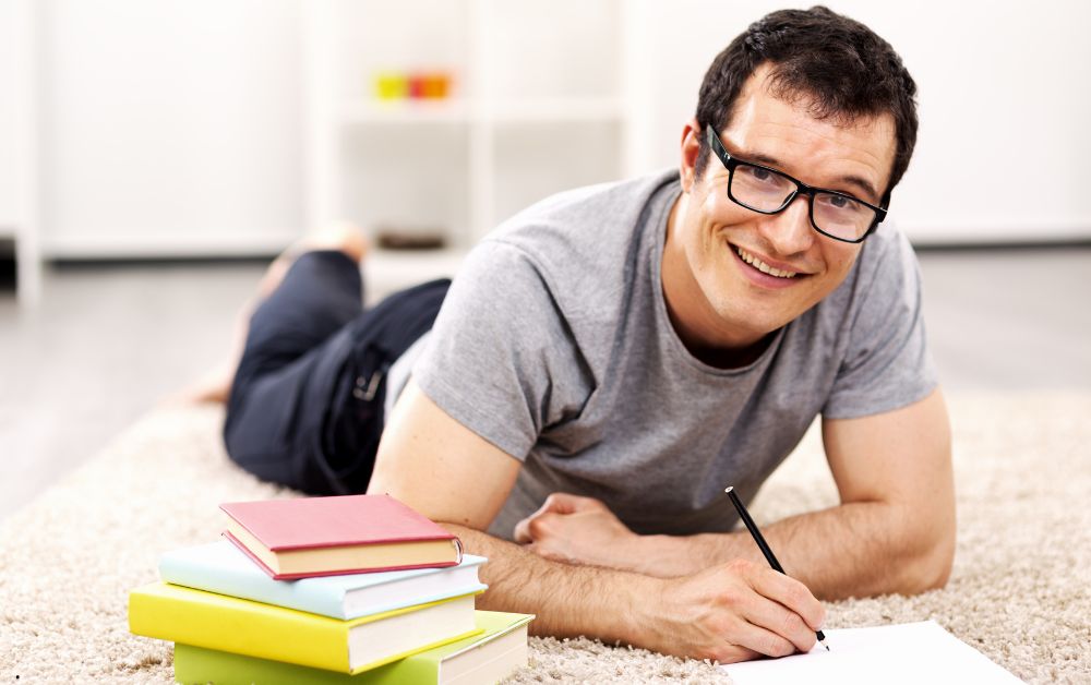 Autore emergente che scrive il suo primo libro in un taccuino
